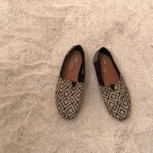 Toms black and white flats